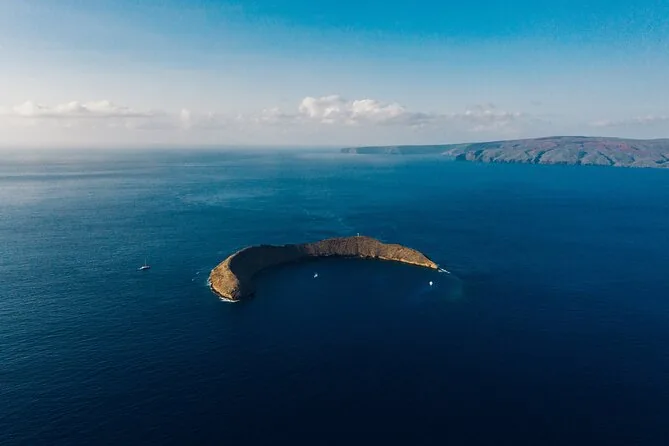 Vue aérienne du cratère de Molokini en forme de croissant dans une eau d'un bleu profond